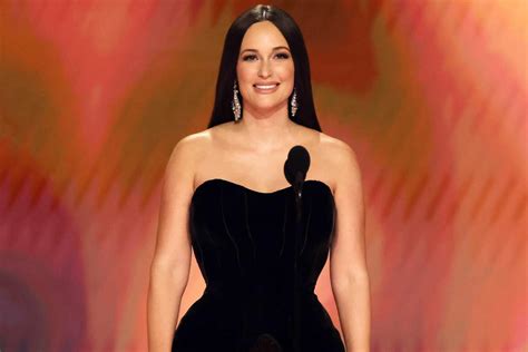 kacey musgraves sexy|Kacey Musgraves Rocks Sexy Velvet Dress with Daring Thigh。